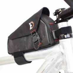 Revelate-designs Revelate Designs Mag Tank Oberrohrtasche Mit Magnetverschluss 1 L - Schwarz 9 Revelate-designs Revelate Designs Mag Tank Oberrohrtasche Mit Magnetverschluss 1 L - Schwarz -Fahrradteile Geschäft 68923936 02fK3FKvUUMsqlA 1280x1280